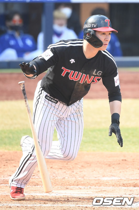 LG 오지환이 2루타를 때려내고 있다. /youngrae@osen.co.kr