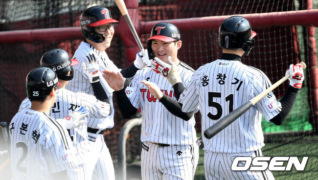 LG 오지환이 동료들과 하이파이브를 나누고 있다. / dreamer@osen.co.kr
