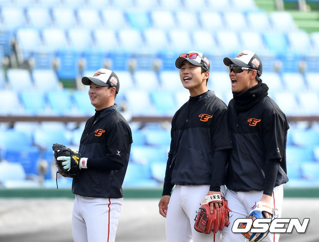 한화 이도윤, 박정현, 하주석(왼쪽부터)이 파이팅을 외치고 있다. /sunday@osen.co.kr