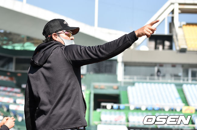 한화 수베로 감독이 경기 중 작전을 지시하고 있다. /cej@osen.co.kr