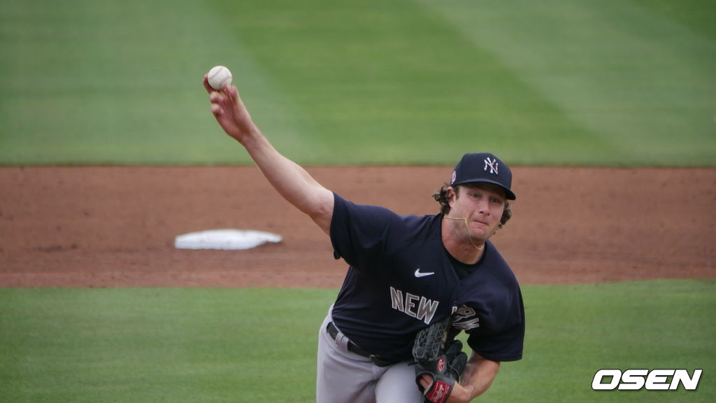 [OSEN=더니든(미 플로리다주), 이사부 통신원] 뉴욕 양키스의 게릿 콜이 22일(한국시간) 미국 플로리다주 더니든의 TD 볼파크에서 벌어진 토론토 블루제이스와의 시범경기에서 힘차게 공을 던지고 있다. /lsboo@osen.co.kr
