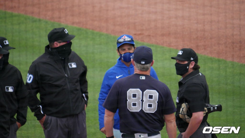 [OSEN=더니든(미 플로리다주), 이사부 통신원] 토론토의 찰리 몬토요 감독(얼굴)이 22일 플로리다주 더니든의 TD 볼파크에서 열린 뉴욕 양키스와의 시범경기에 앞서 오더를 교환하고 있다. /lsboo@osen.co.kr