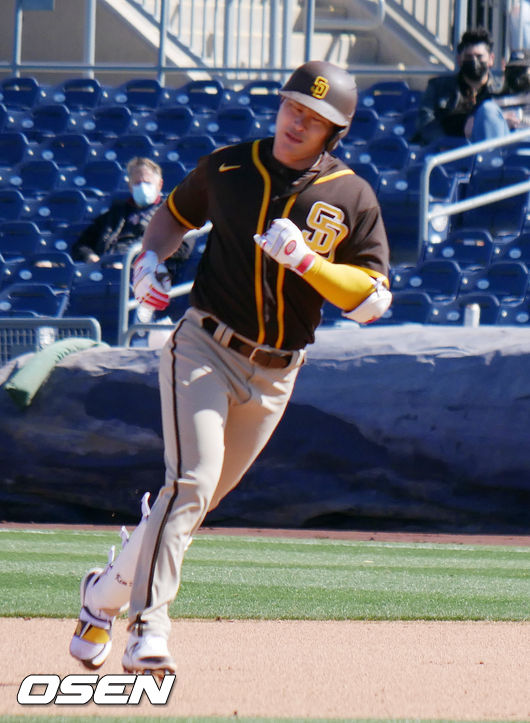 [OSEN=피오리아(미 애리조나주), 이사부 통신원] 김하성이 뜬공으로 물러나며 아쉬워하고 있다. /lsboo@osen.co.kr