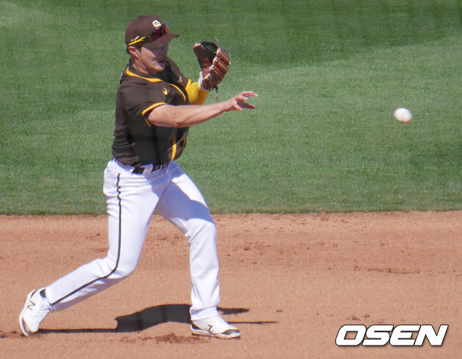 [OSEN=피오리아(미 애리조나주) 이사부 통신원] 김하성이 땅볼 타구를 잡은 뒤 송구를 하고 있다. /lsboo@osen.co.kr