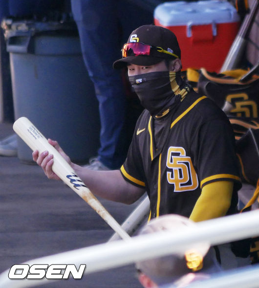 [OSEN=피오리아(미 애리조나주), 이사부 통신원]경기 전 샌디에이고 파드레스의 김하성이 덕아웃에서 경기를 준비하고 있다.  /lsboo@osen.co.kr