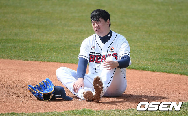 1회초 무사 1,3루 KT 강백호의 타구에 맞은 두산 선발투수 이영하가 쓰러져 있다./ soul1014@osen.co.kr