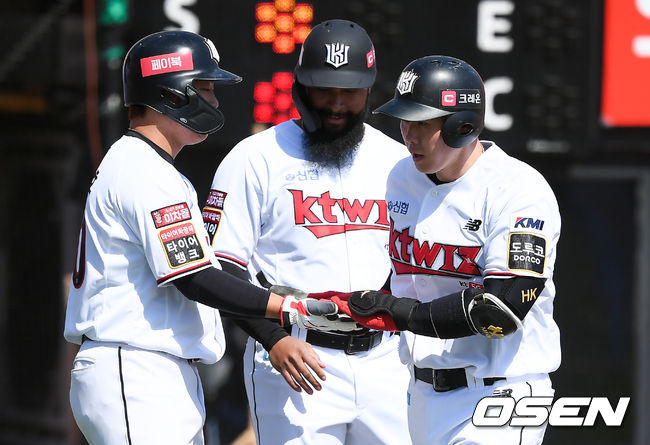 3회말 1사 만루 KT 이홍구가 재역전 만루홈런을 날리고 홈을 밟고 있다/ soul1014@osen.co.kr
