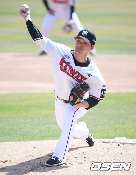 1회초 KT 선발투수 주권이 역투하고 있다.  / soul1014@osen.co.kr