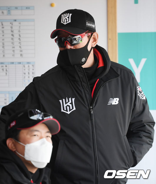 2회말 무사 1,3루 KT 박경수의 선취 1타점 희생플라이때 이강철 감독이 박경수에게 이야기를 하고 있다.  / soul1014@osen.co.kr