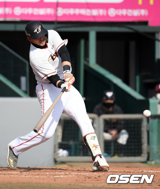 한화 힐리가 적시타를 때려내고 있다. /cej@osen.co.kr