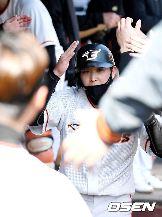 4회말 한화 하주석의 적시타에 득점을 올린 정은원이 더그아웃에서 환영을 받고 있다. /cej@osen.co.kr