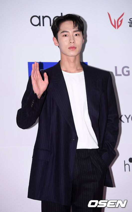 배우 이재욱이 포토월에서 포즈를 취하고 있다. / rumi@osen.co.kr