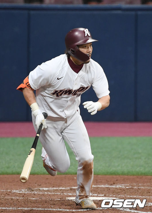 17일 오후 서울 고척스카이돔에서 키움 히어로즈와 KT 위즈가 연습경기를 가졌다. 3회말 무사 키움 이용규가 안타를 때려내고 있다. /youngrae@osen.co.kr