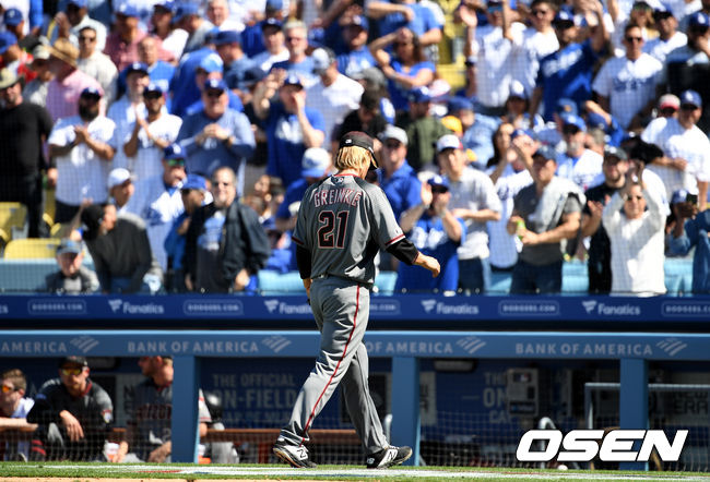 2019년 개막전에서 애리조나 그레인키가 4회 강판되자 다저스 팬들이 박수를 치며 기뻐하고 있다. /dreamer@osen.co.kr