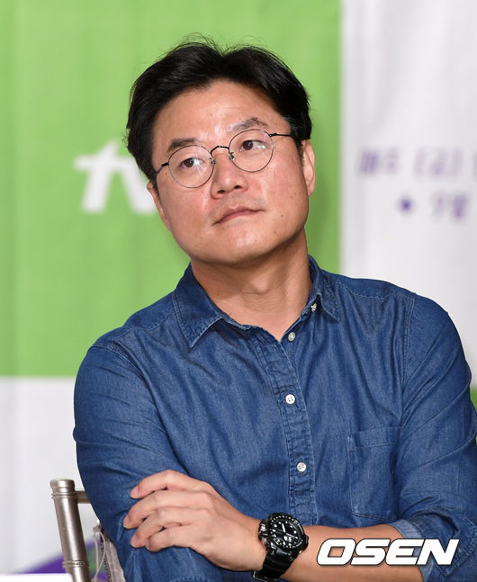 나영석 PD가 취재진의 질문을 듣고 있다./sunday@osen.co.kr