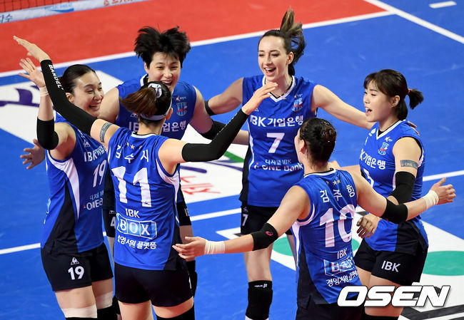22일 오후 경기도 화성시 화성시종합경기타운 실내체육관에서 ‘도드람 2020-2021 V리그’ 여자부 흥국생명과 IBK기업은행 플레이오프 2차전 경기가 열렸다.1세트 IBK 선수들이 득점에 기뻐하고 있다./ksl0919@osen.co.kr