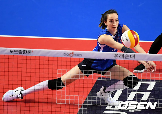 22일 오후 경기도 화성시 화성시종합경기타운 실내체육관에서 ‘도드람 2020-2021 V리그’ 여자부 흥국생명과 IBK기업은행 플레이오프 2차전 경기가 열렸다.1세트 IBK 라자레바가 리시브를 하고 있다./ksl0919@osen.co.kr