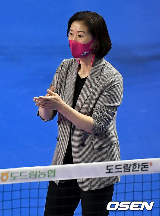 22일 오후 경기도 화성시 화성시종합경기타운 실내체육관에서 ‘도드람 2020-2021 V리그’ 여자부 흥국생명과 IBK기업은행 플레이오프 2차전 경기가 열렸다.1세트 흥국생명 박미희 감독이 박수를 치고 있다./ksl0919@osen.co.kr