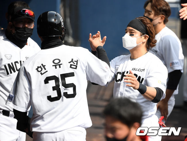 21일 창원NC파크에서 2021년 KBO리그 NC 다이노스와 SSG 랜더스의 시범경기가 열렸다.4회초 1사 1루에서 SSG 추신수가 최지훈의 적시타 때 홈을 밟은 한유섬과 환호하고 있다. /sunday@osen.co.kr