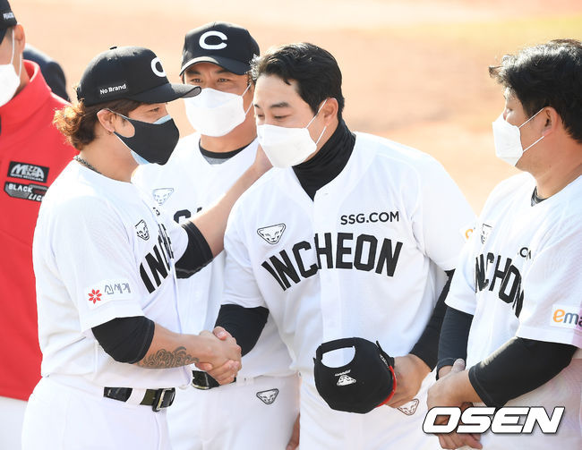 롯데는 11일 부산 사직구장에서 열린 SSG 랜더스와의 연습경기에서 7-5로 승리를 거뒀다. SSG를 2경기 연속 완파했고 연습경기 전체로는 5연승.팀에 합류한 SSG 추신수가 선수단과 인사를 나누고 있다. /youngrae@osen.co.kr