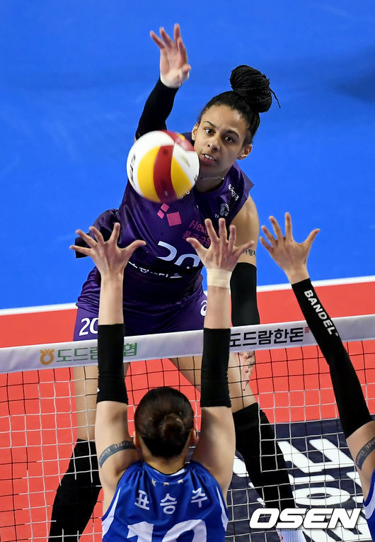 22일 오후 경기도 화성시 화성시종합경기타운 실내체육관에서 ‘도드람 2020-2021 V리그’ 여자부 흥국생명과 IBK기업은행 플레이오프 2차전 경기가 열렸다.1세트 흥국생명 브루나가 강타를 하고 있다./ksl0919@osen.co.kr
