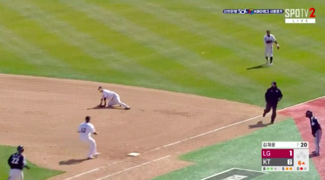 [사진] 22일 KT전, 6회 김현수의 땅볼 타구를 2루수가 1루수 뒤쪽에서 잡아 처리하고 있다. / 스포티비 중계 화면 