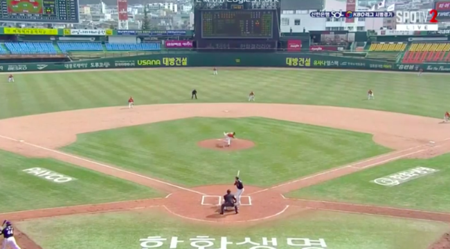 [사진] 21일 LG-한화전에서 한화 내야진의 시프트. / 스포티비 중계 화면