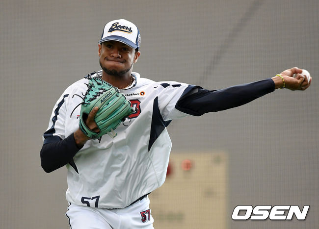 두산 베어스가 15일 경기 이천 두산베어스파크에서 스프링캠프를 열고 훈련을 진행했다.두산 미란다가 수비 훈련을 하고 있다. /sunday@osen.co.kr