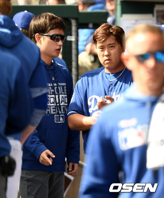 LA 다저스 시절 덕아웃에서 류현진과 대화를 나누고 있는 이종민씨(왼쪽). /jpnews@osen.co.kr