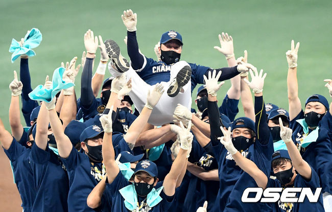 2020 창단 첫 통합 우승을 차지한 NC 선수들이 이동욱 감독을 헹가래 하고 있다. /jpnews@osen.co.kr