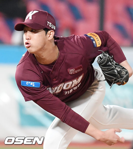 14일 오후 수원 KT위즈파크에서 '2020 신한은행 SOL KBO리그' KT 위즈와 키움 히어로즈의 경기가 열렸다.7회말 2사 주자 1,2루 KT 심우준 타석에서 키움 선발 최원태에 이어 마운드에 오른 안우진이 힘차게 공을 뿌리고 있다./rumi@osen.co.kr