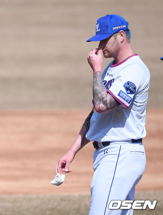 3회초 2실점 허용한 삼성 라이블리 투수가 이닝교대때 더그아웃으로 이동하고 있다. / soul1014@osen.co.kr