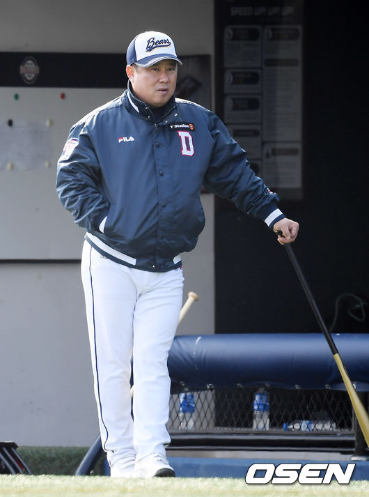 오후 훈련에서 두산 김태형 감독이 선수들의 훈련을 주시하고 있다./rumi@osen.co.kr