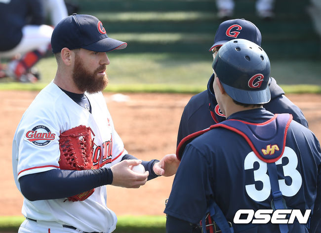 롯데 자이언츠가 20일 부산 사직야구장에서 2021시즌을 준비하는 스프링캠프를 차리고 담금질에 나섰다.불펜 피칭을 마친 스트레일리가 지시완과 이야기를 나누고 있다. /youngrae@osen.co.kr