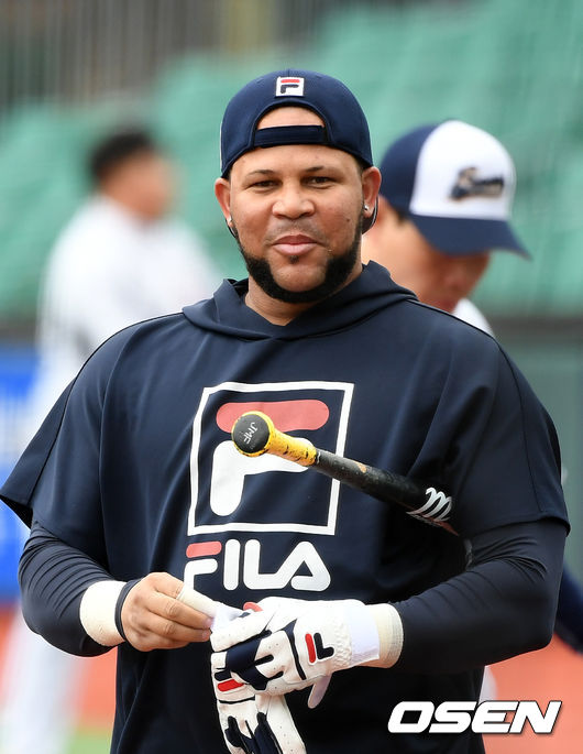 KT 위즈와 두산 베어스가 1일 울산 문수야구장에서 연습경기를 가졌다.경기에 앞서 두산 페르난데스가 미소를 지으며 그라운드로 이동하고 있다. /sunday@osen.co.kr