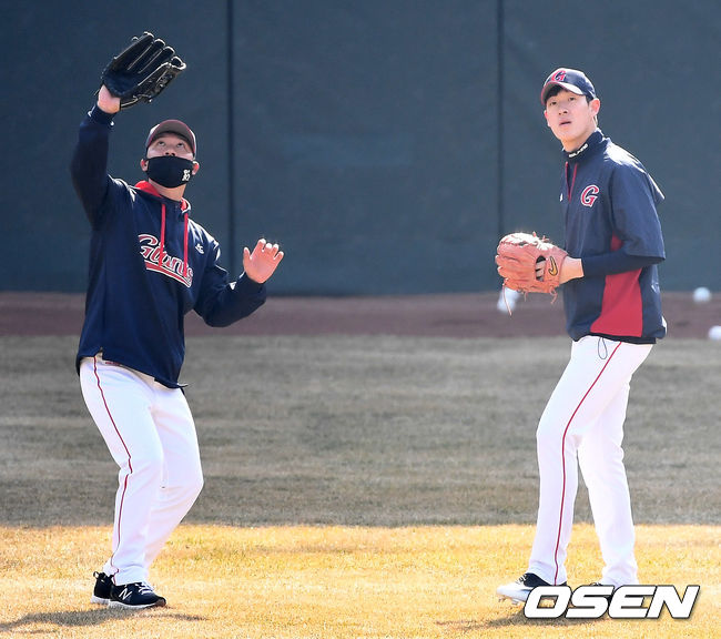 롯데 신인 나승엽(오른쪽)과 나경민 코치가 외야 수비 훈련을 하고 있다. / dreamer@osen.co.kr