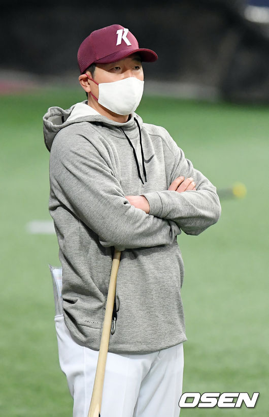 키움 홍원기 감독이 그라운드 위에서 선수들의 훈련을 지켜보고 있다. /rumi@osen.co.kr