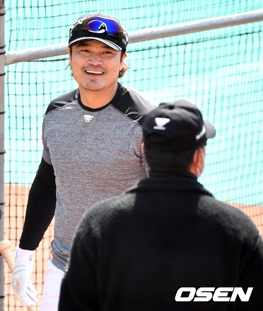 SSG 추신수가 타격 훈련 중 동료들과 대화를 나누며 미소짓고 있다. / dreamer@osen.co.kr