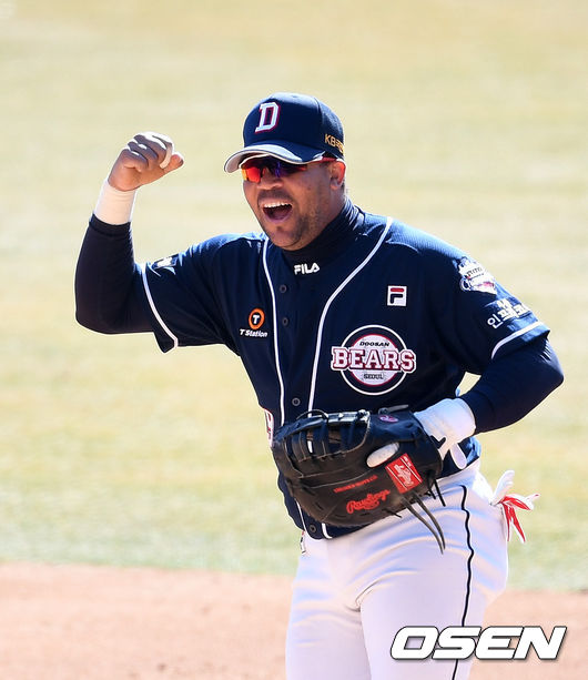 두산은 16일 서울 잠실구장에서 자체 청백전을 진행했다. 일본 미야자키 캠프에서 두 차례 청백전을 치른 가운데 세 번째 청백전이자 한국에서의 첫 청백전이다. 이날 경기는 5이닝으로 진행된 가운데 청팀이 4-2로 승리를 거뒀다.경기 종료 후 두산 청팀 페르난데스가 호수비를 펼친 뒤 환호하고 있다. /sunday@osen.co.kr