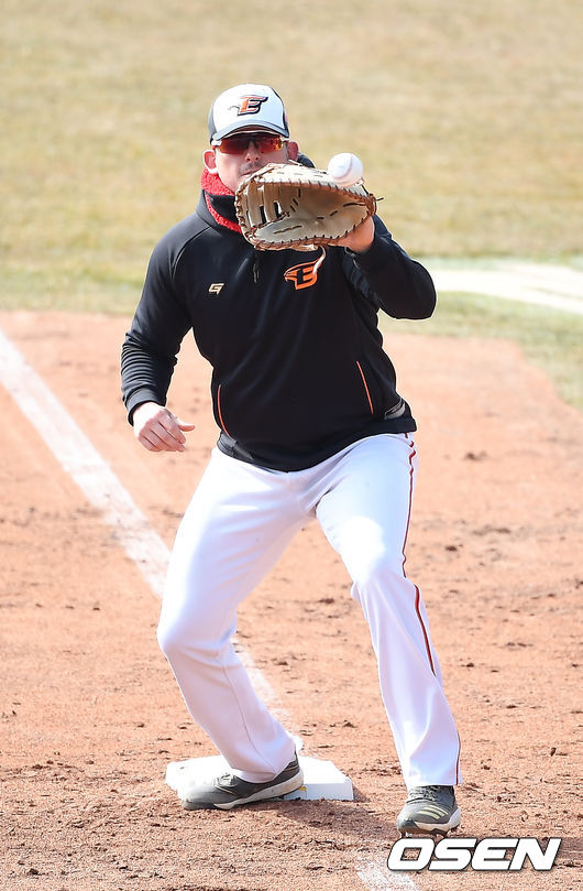 16일 한화 이글스가 대전 한화생명이글스파크에서 2021 스프링캠프 훈련을 가졌다.힐리가 수비 훈련을 하고 있다. /youngrae@osen.co.kr