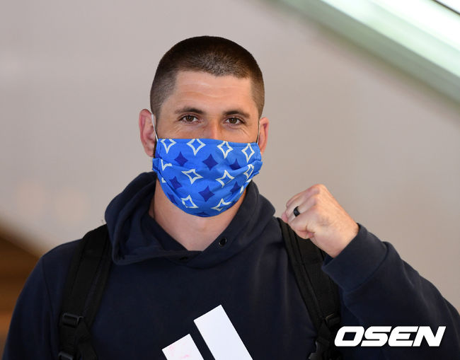 키움 데이비드 프레이타스가 입국장을 나서며 포즈를 취하고 있다.  /sunday@osen.co.kr