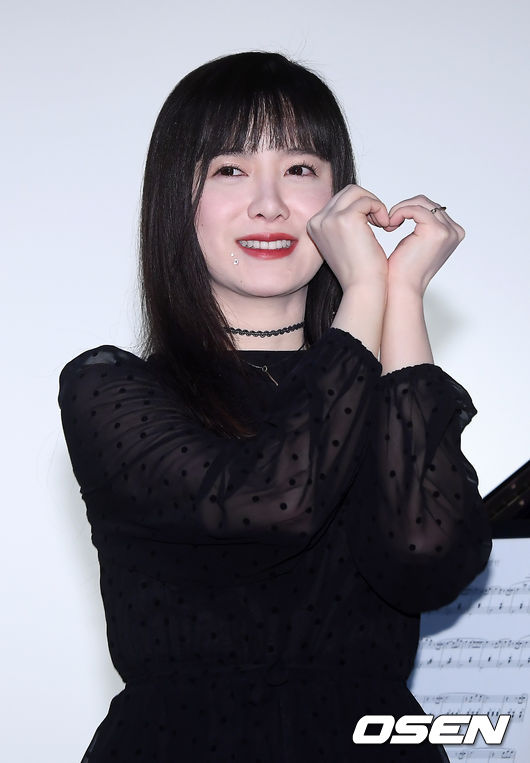 배우 겸 작가 구혜선이 전시회에서 포토타임을 갖고 있다. / rumi@osen.co.kr
