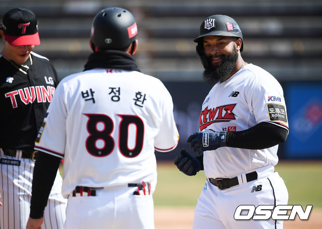 KT 알몬테가 안타를 날리고 미소 짓고 있다. / soul1014@osen.co.kr