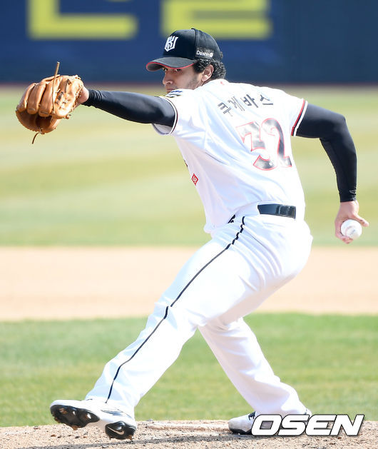 23일 오후 경기도 수원시 수원kt위즈파크에서 2021시즌 프로야구 kt 위즈와 LG 트윈스의 시범경기가 진행됐다.6회초 KT 쿠에바스가 마운드에 올라 힘차게 공을 뿌리고 있다./ksl0919@osne.co.kr