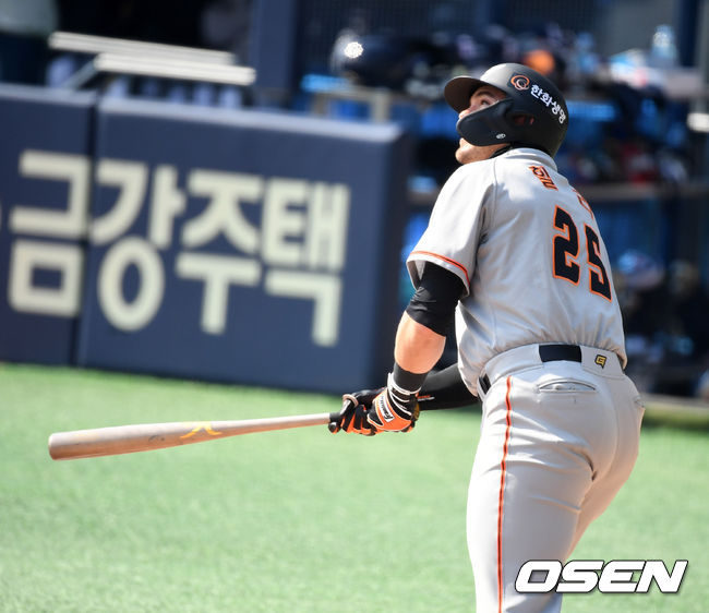 6회초 무사 1,2루에서 한화 힐리가 역전 스리런포를 날리고 타구를 바라보고 있다. /jpnews@osen.co.kr