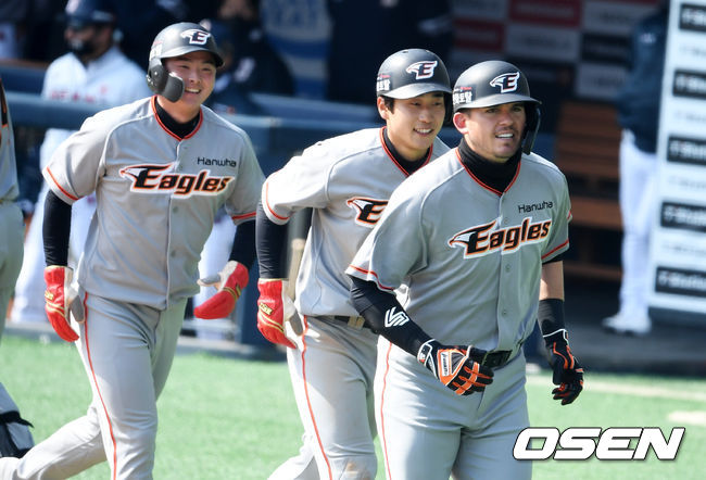 6회초 무사 1,2루에서 한화 힐리가 역전 스리런포를 날리고 기뻐하고 있다. /jpnews@osen.co.kr