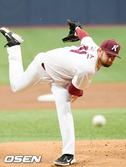 키움 새 외인 선발 스미스가 힘차게 공을 뿌리고 있다. /rumi@osen.co.kr