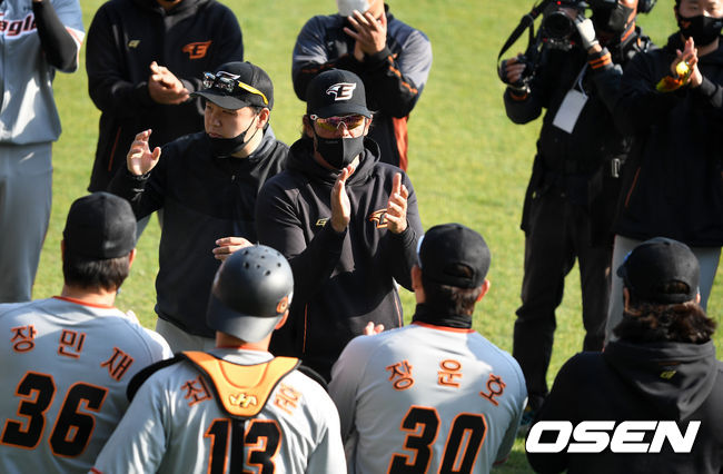 경기를 마치고 한화 수베로 감독이 선수들과 미팅을 갖고 박수를 치며 격려하고 있다. /jpnews@osen.co.kr