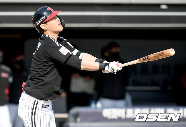 23일 오후 경기도 수원시 수원kt위즈파크에서 2021시즌 프로야구 kt 위즈와 LG 트윈스의 시범경기가 진행됐다.9회초 1사 3루 LG 정주현이 동점 1타점 희생플라이를 날리고 있다./ksl0919@osne.co.kr