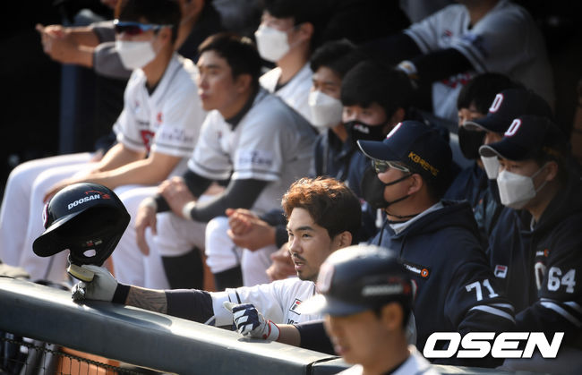 9회말 1사에서 두산 오재원이 중견수 플라이로 물러나며 아쉬워하고 있다. /jpnews@osen.co.kr